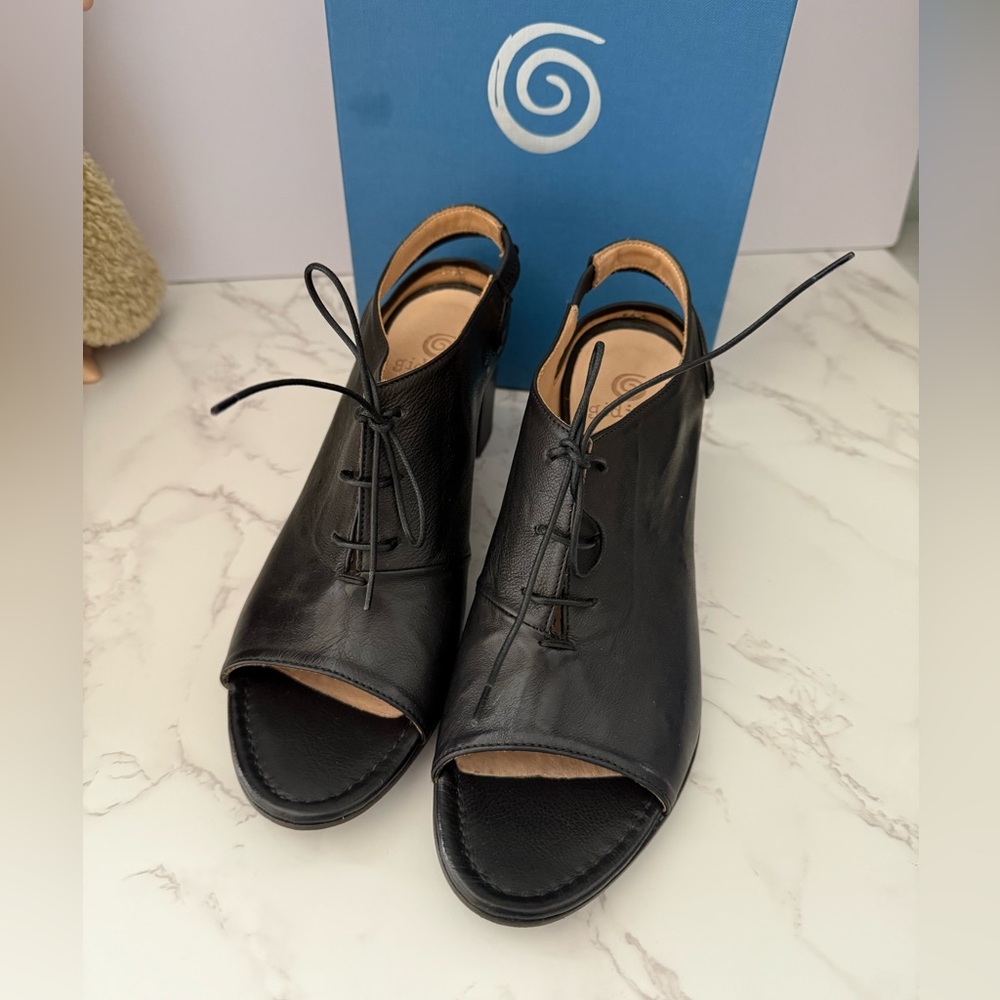 Black Sandals with Sleek Design and Comfort